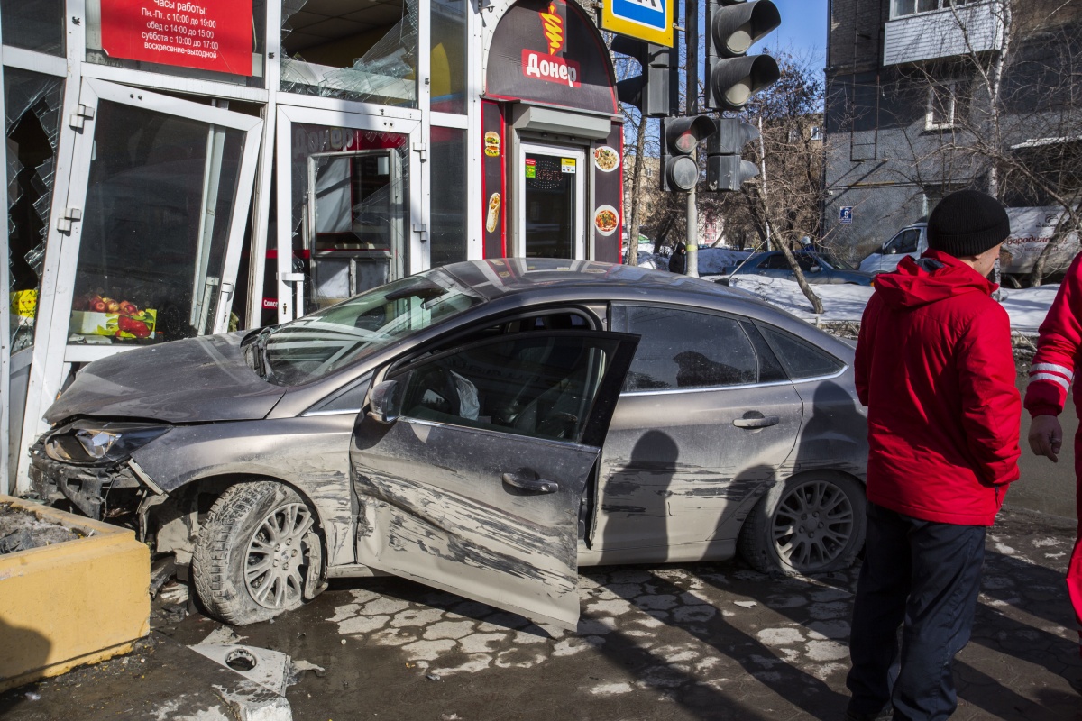 Форд» врезался в продуктовый рынок на проспекте Дзержинского | 13.03.2019 |  Новосибирск - БезФормата