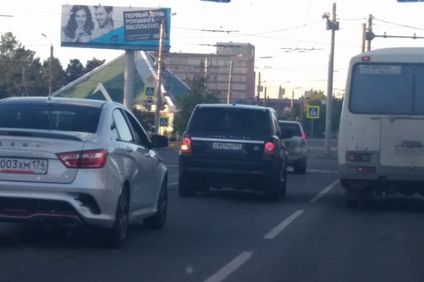 Водитель Range Rover лихачил и нарушал ПДД, провоцируя аварийную ситуацию Водитель Range Rover лихачил и нарушал ПДД, провоцируя аварийную ситуацию