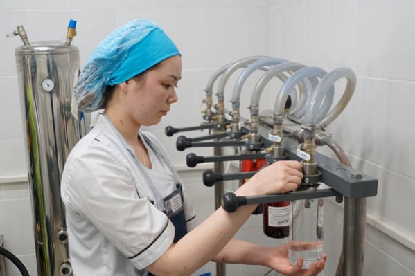 На оборудовании работают две работницы На оборудовании работают две работницы