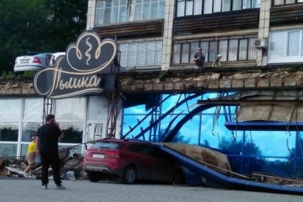Козырек рухнул прямо на машину Козырек рухнул прямо на машину
