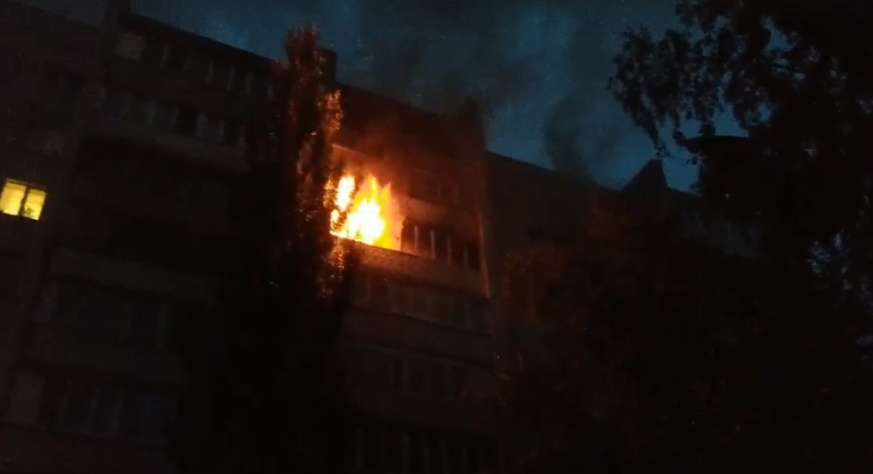 «От жары лопалось стекло!»: ночью в Самаре горела квартира на улице Тополей