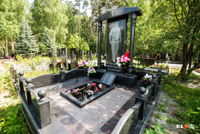 Многие греческие надгробия — с колоннами Многие греческие надгробия — с колоннами