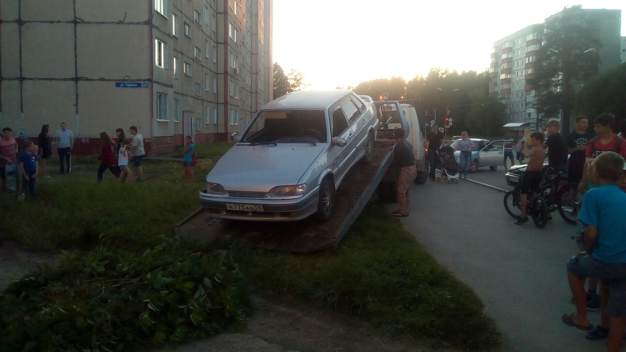 После задержания машину гонщика эвакуировали После задержания машину гонщика эвакуировали