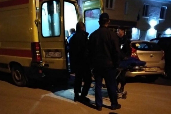 Одного из пострадавших увезли медики Одного из пострадавших увезли медики