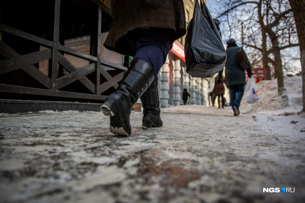 Тысяча человек упала на гладких ледяных тротуарах за неделю Тысяча человек упала на гладких ледяных тротуарах за неделю