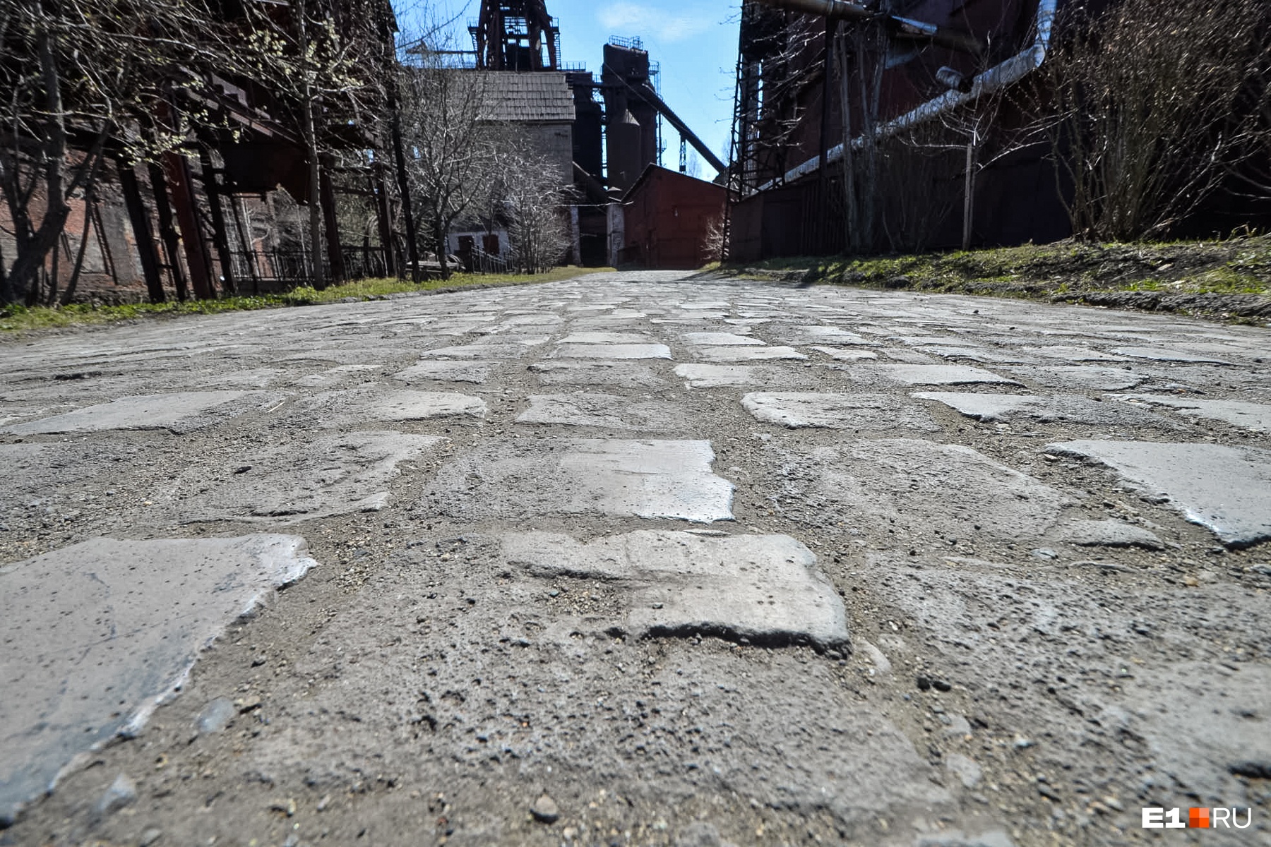 Эта брусчатка сделана из шлака. Когда-то ею была вымощена
половина города Эта брусчатка сделана из шлака. Когда-то ею была вымощена
половина города