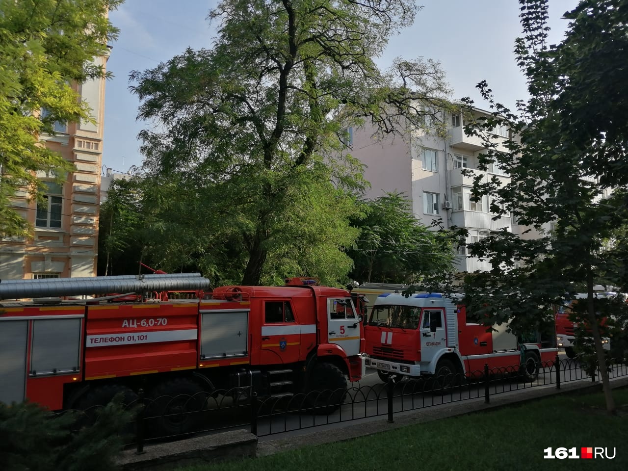 Загоревшееся здание находится внутри двора Загоревшееся здание находится внутри двора