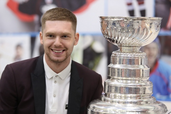 Евгений Кузнецов в прошлом году завоевал Кубок Стэнли в составе Washington Capitals, а в мае стал бронзовым призёром чемпионата мира в составе сборной России Евгений Кузнецов в прошлом году завоевал Кубок Стэнли в составе Washington Capitals, а в мае стал бронзовым призёром чемпионата мира в составе сборной России