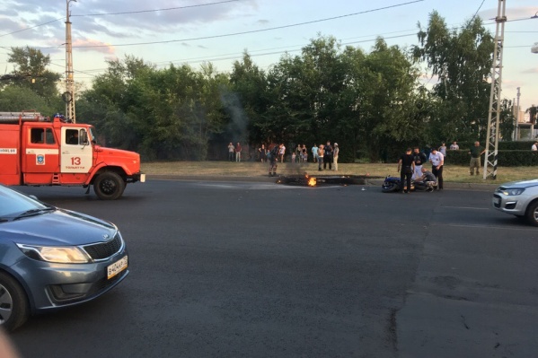 На месте происшествия работали пожарные и полицейские На месте происшествия работали пожарные и полицейские
