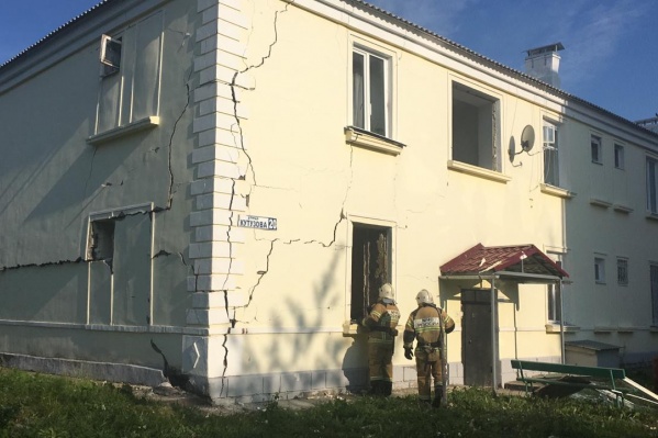 После взрыва по дому пошли трещины После взрыва по дому пошли трещины
