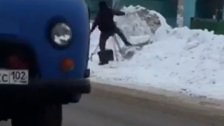 «Отомстил»: в Башкирии разъяренный водитель разбил трехногого «Кречета»