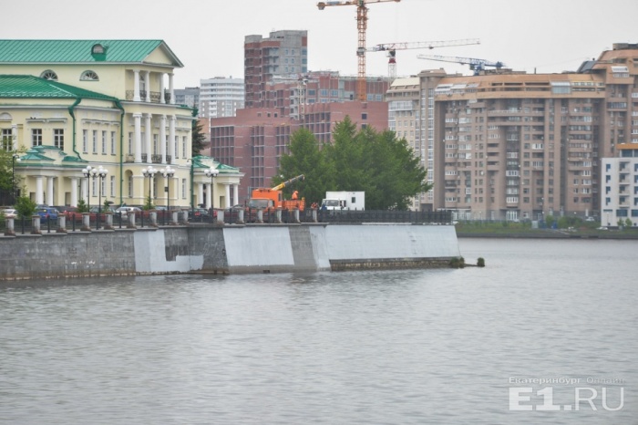Чтобы избавиться от граффити, в Екатеринбурге покрасили гранит набережной Чтобы избавиться от граффити, в Екатеринбурге покрасили гранит набережной
