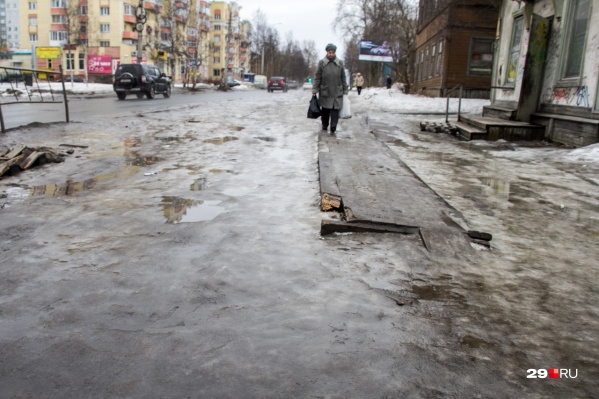 На тротуары в Архангельске выходить опасно На тротуары в Архангельске выходить опасно