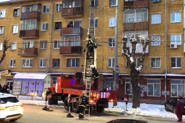 Людей спасали из горящего дома прямо из окон верхних этажей Людей спасали из горящего дома прямо из окон верхних этажей