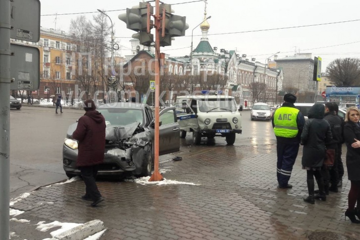 Сотрудники ДПС уже разбираются с аварией Сотрудники ДПС уже разбираются с аварией