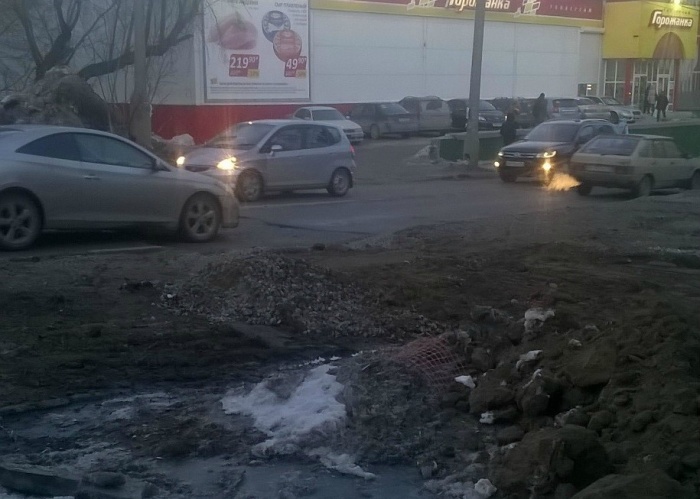 Водители сбрасывают скорость, чтобы проехать Водители сбрасывают скорость, чтобы проехать