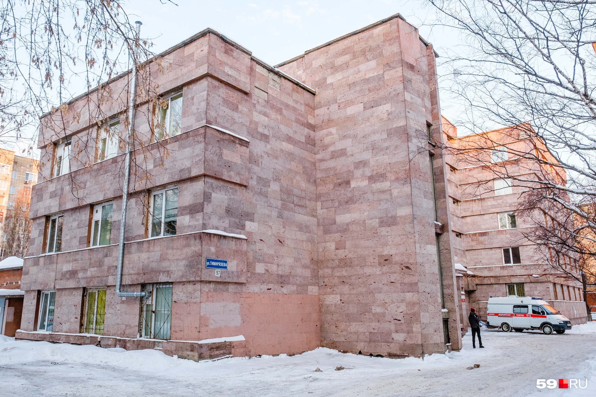 Один из филиалов больницы Пигучина построен в поздние советские годы, но постройка унаследовала принципы все того же конструктивистского стиля Один из филиалов больницы Пигучина построен в поздние советские годы, но постройка унаследовала принципы все того же конструктивистского стиля