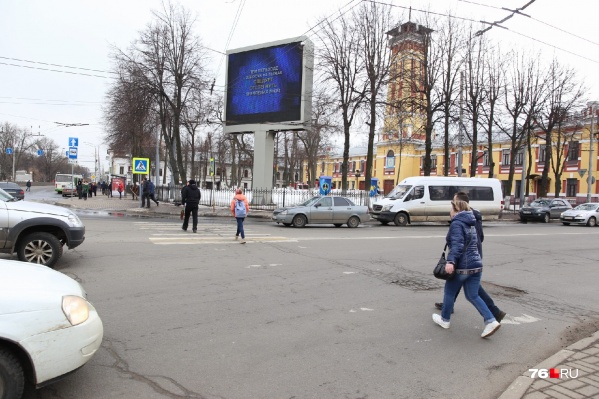 Сейчас здесь люди переходят дорогу по нерегулируемому пешеходному переходу Сейчас здесь люди переходят дорогу по нерегулируемому пешеходному переходу
