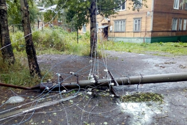 Во время мартовского шторма десятки домов остались без света из-за аварий на линиях электропередачи Во время мартовского шторма десятки домов остались без света из-за аварий на линиях электропередачи