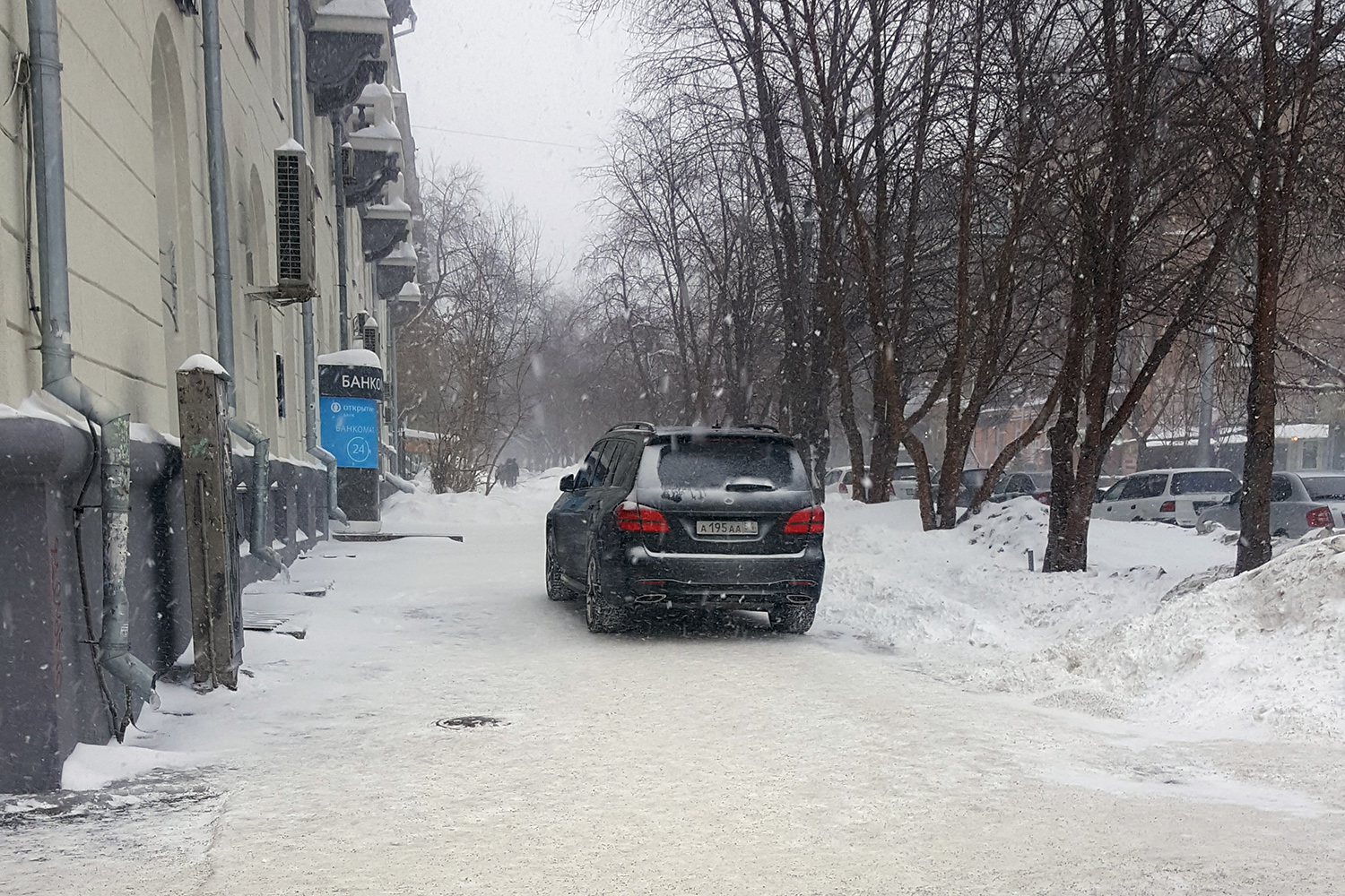 Стоянка на тротуаре Стоянка на тротуаре