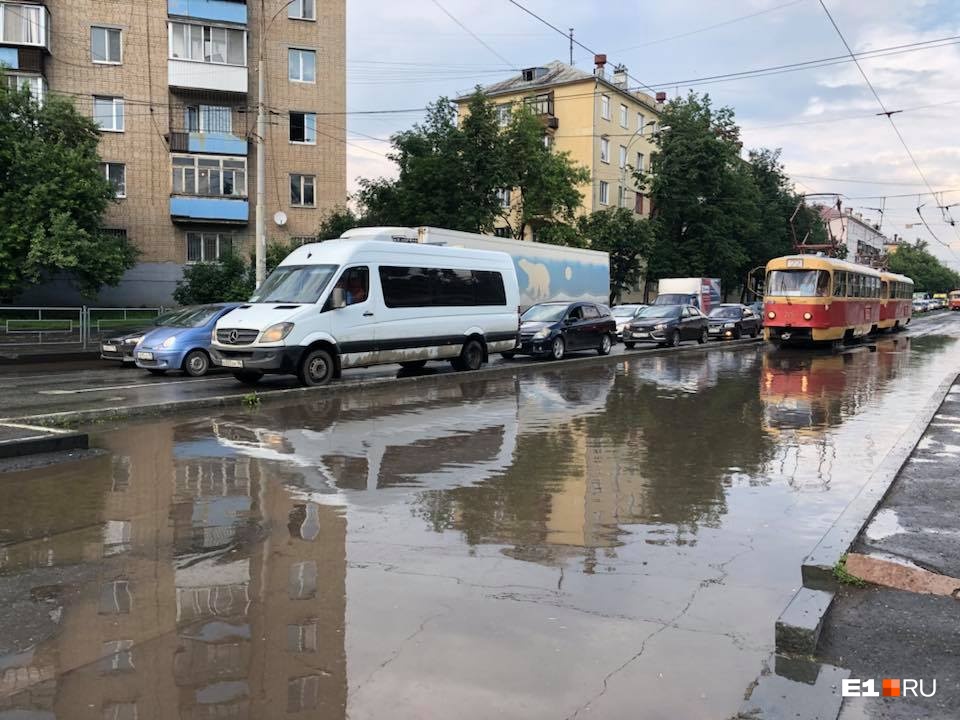 Трамваи плавать не умеют: после вечернего ливня Уралмаш превратился в море