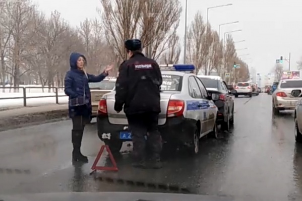 Владелица «Соляриса» бурно жестикулировала Владелица «Соляриса» бурно жестикулировала