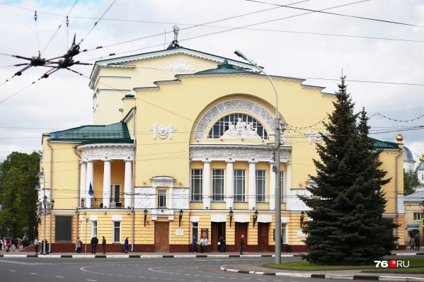 На сцене покажут спектакли в постановках российских и зарубежных режиссеров На сцене покажут спектакли в постановках российских и зарубежных режиссеров