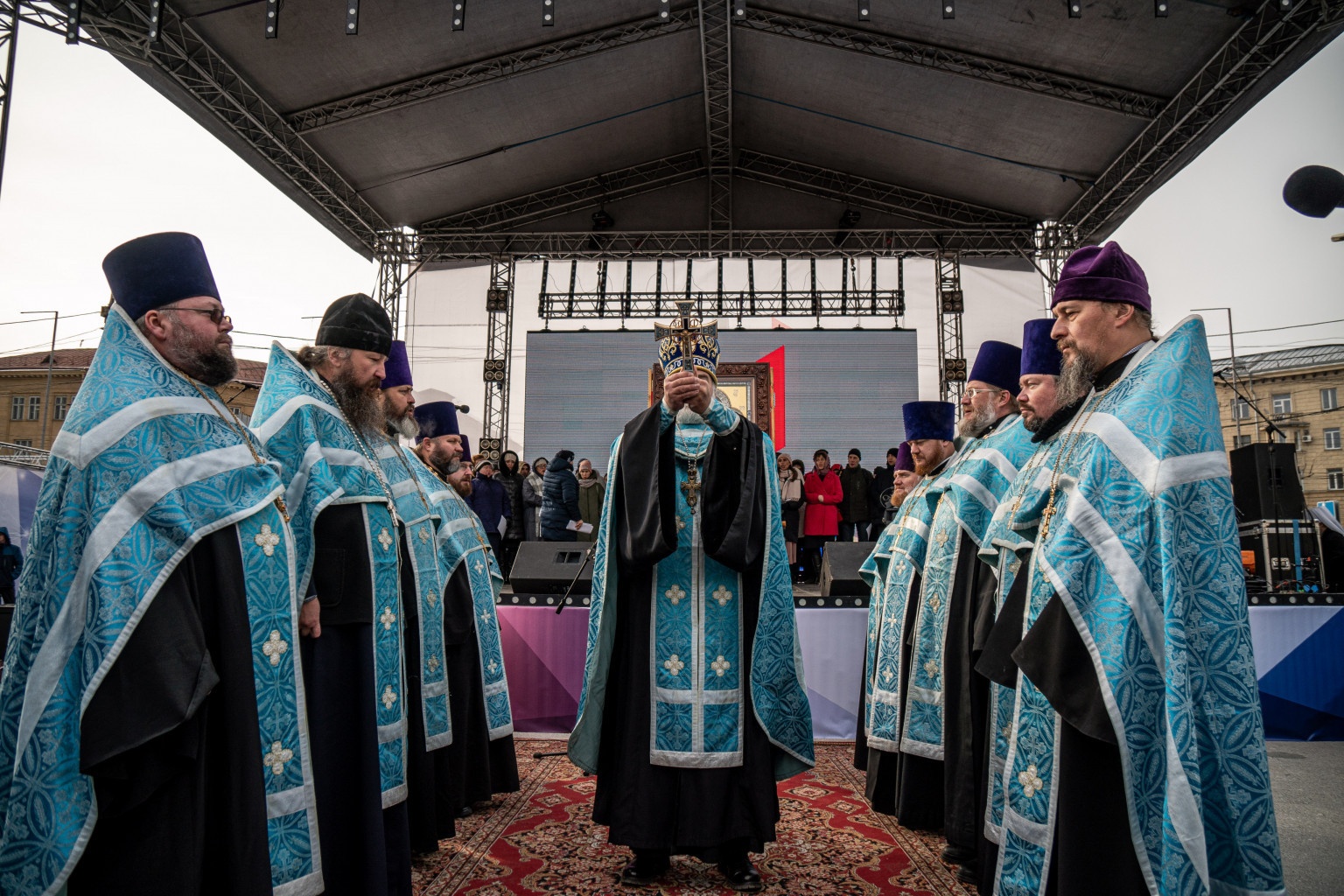 Молебен начался в полдень Молебен начался в полдень