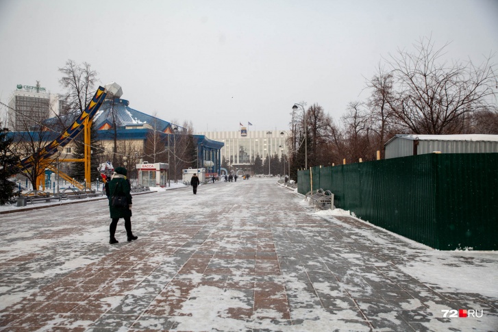 Площадка, где появится новый аттракцион, огорожена глухим забором, где с утра до ночи кипят подготовительные работы Площадка, где появится новый аттракцион, огорожена глухим забором, где с утра до ночи кипят подготовительные работы
