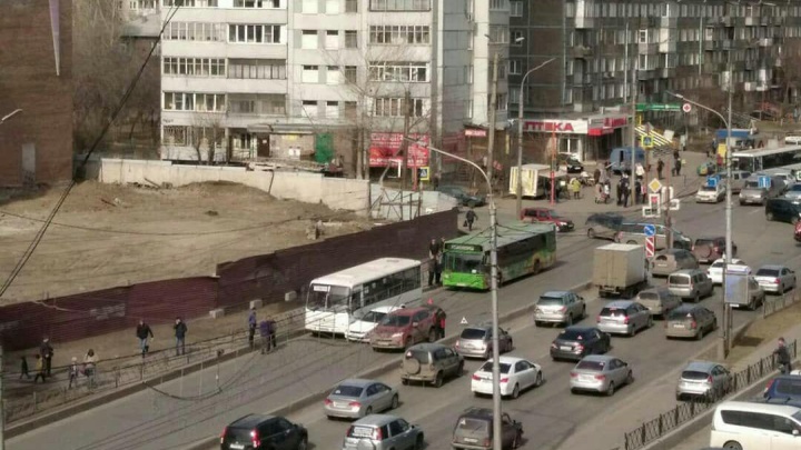 Авария двух авто и автобуса парализовала улицу Тотмина в сторону ГорДК