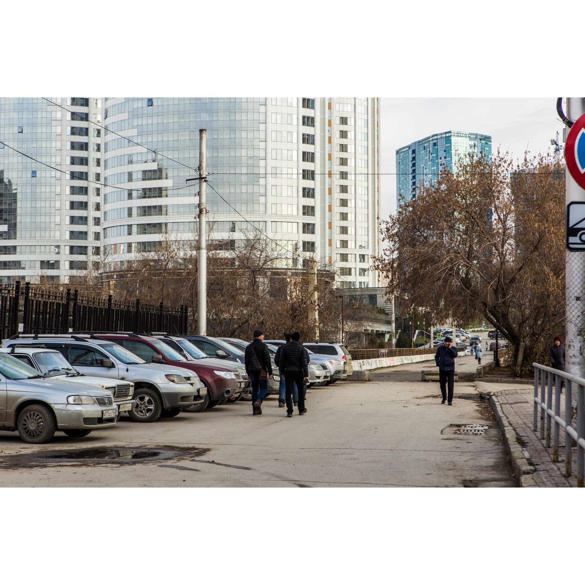 Через мост кратчайший путь из центра до метро «Октябрьская» Через мост кратчайший путь из центра до метро «Октябрьская»