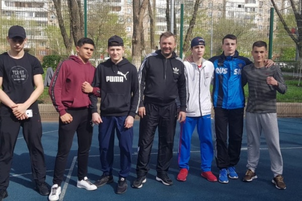 Вместе со своим наставником спортсмены готовятся к соревнованиям Вместе со своим наставником спортсмены готовятся к соревнованиям 