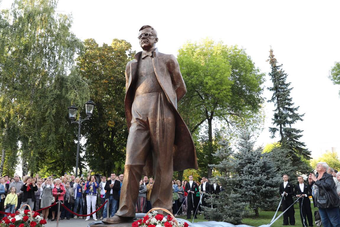 Памятник где на площади. Памятник Шостаковичу Самара. Памятник Шостаковичу Церетели.