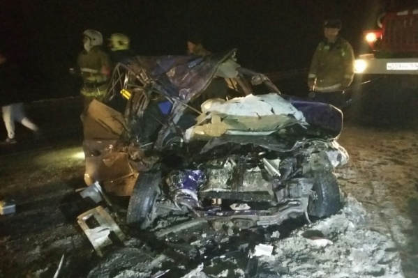 Спасателям пришлось срезать двери и стойки авто, чтобы вытащить погибшего Спасателям пришлось срезать двери и стойки авто, чтобы вытащить погибшего