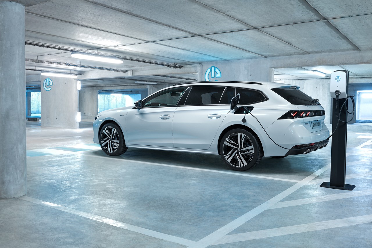 При создании заряженных Peugeot марка делает ставку на электропривод. В том числе, чтобы не выходить за рамки нормативов по выбросам CO2 При создании заряженных Peugeot марка делает ставку на электропривод. В том числе, чтобы не выходить за рамки нормативов по выбросам CO2