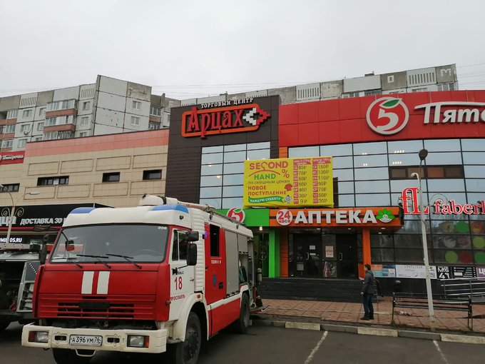 С цокольного этажа повалил едкий дым: в Ярославле из торгового центра эвакуировали 100 человек