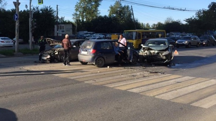 На Щорса - Айвазовского столкнулись три машины