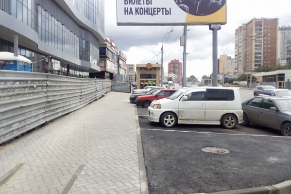 Новые парковочные карманы появились возле строящегося бизнес-центра Новые парковочные карманы появились возле строящегося бизнес-центра