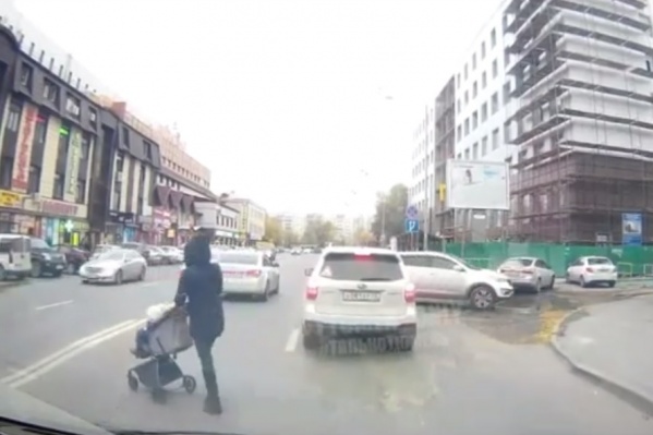 Нарушительница ПДД попала в объектив видеорегистратора Нарушительница ПДД попала в объектив видеорегистратора