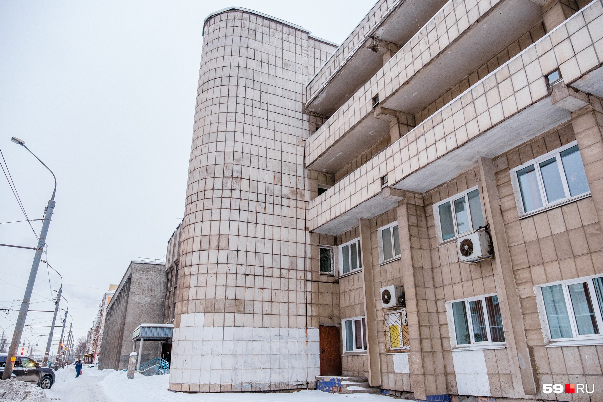 Эта больничная постройка позднего времени также имитирует геометризм советской архитектуры