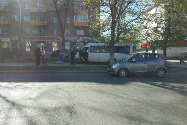 Пассажирский микроавтобус вылетел на обочину Пассажирский микроавтобус вылетел на обочину