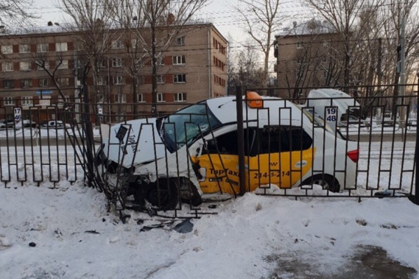 Автомобиль такси влетел в забор Автомобиль такси влетел в забор
