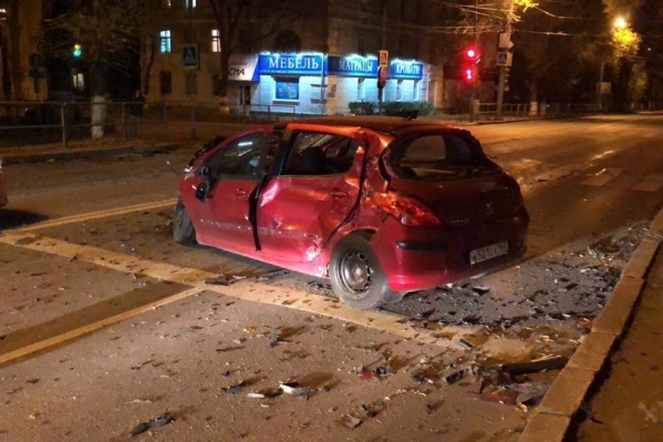 Удар пришелся на переднее колесо Peugeot Удар пришелся на переднее колесо Peugeot