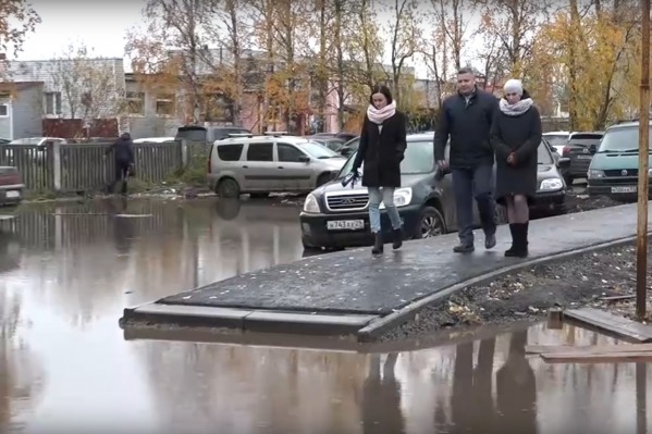 Тротуар отремонтировали этим летом, но лужа осталась на месте Тротуар отремонтировали этим летом, но лужа осталась на месте