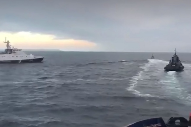 Российский корабль протаранил украинский буксир