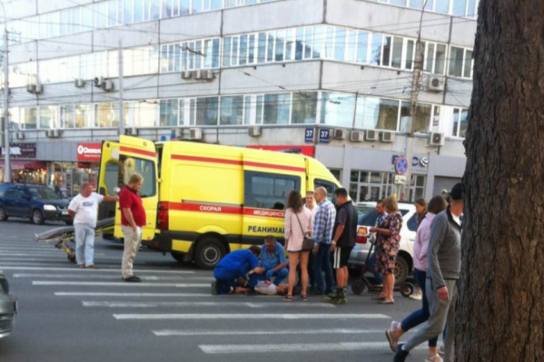 Автомобиль ехал через перекрёсток на полной скорости Автомобиль ехал через перекрёсток на полной скорости