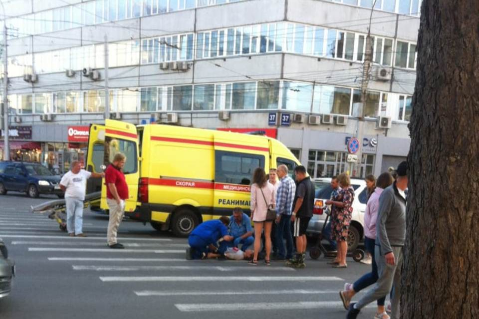 Новосибирске сбили девушку. Сбили девушку на пешеходном переходе сегодня в Москве. Сегодня вечером на пешеходном переходе сбили девушку.