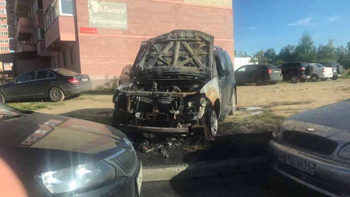 «Машина взорвалась»: сегодня ночью в Брагино сгорел автомобиль