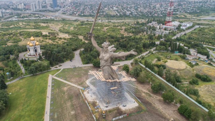 По колено в лесах: как ремонтируют самый высокий памятник в России