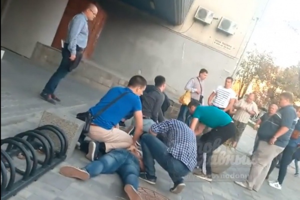 По словам очевидцев, двое мужчин напали на пенсионера По словам очевидцев, двое мужчин напали на пенсионера